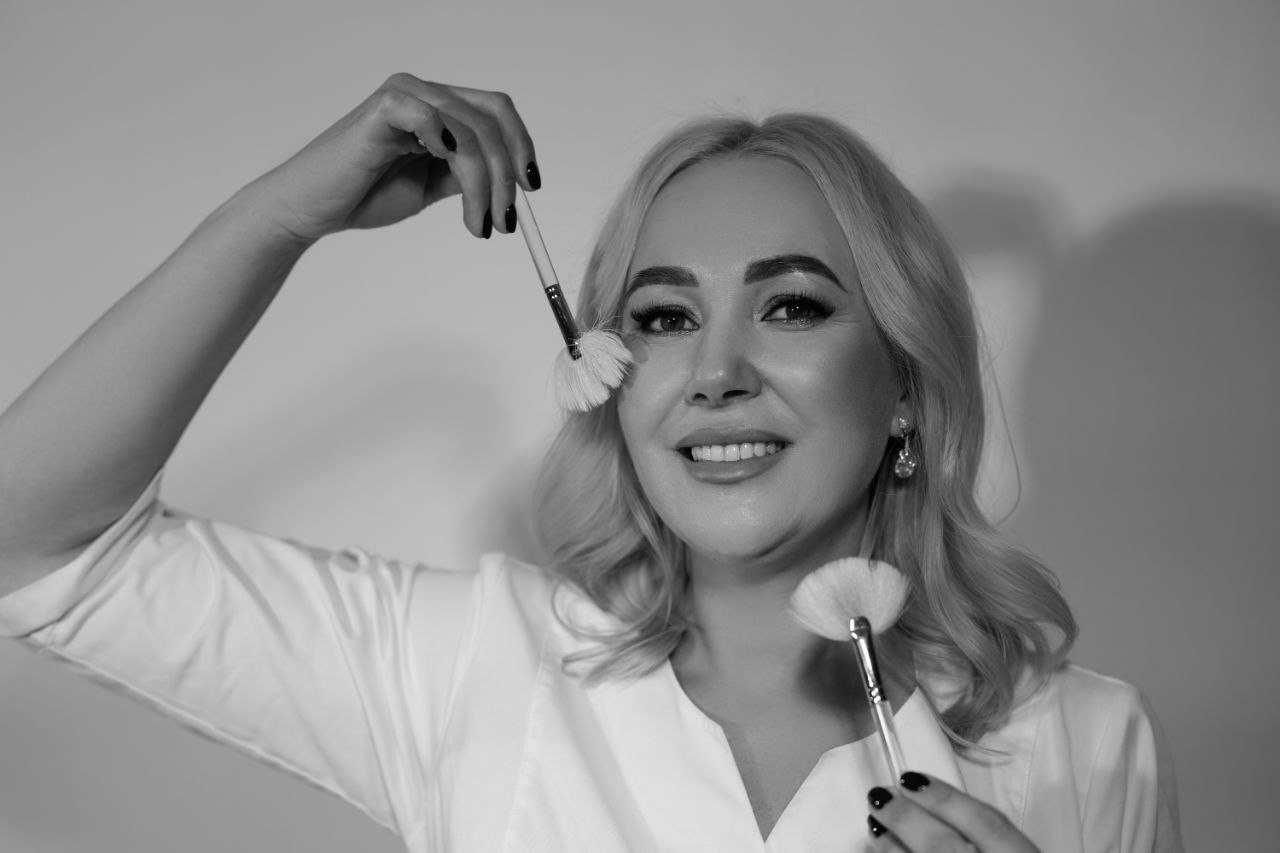 Главный косметолог Ирина с кисточками для макияжа